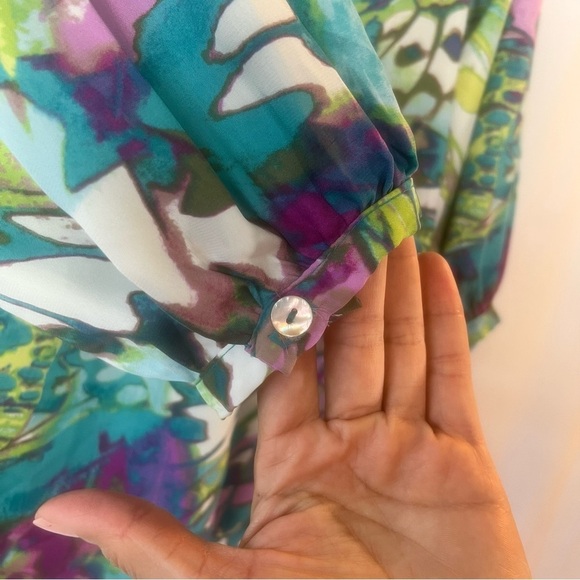 Gibson blouse with a vibrant, multi-color v- neck three-quarter sleeves Size:S - Picture 6 of 12